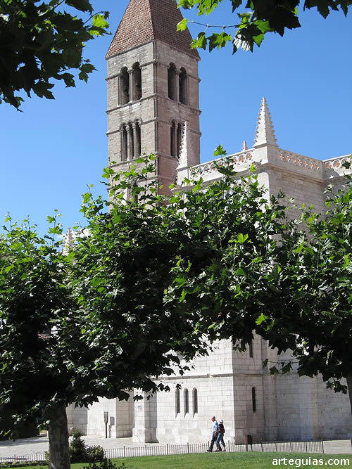 El campanario románico de la iglesia de Santa María de la Antigua de Valldolid