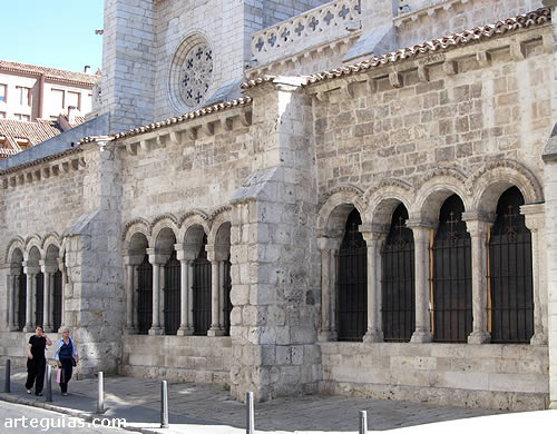 Preciosa galería porticada de la iglesia de Santa María de la Antigua de Valldolid