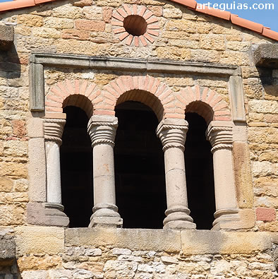 Ventanal triforo de la c&aacute;mara supraabsidal