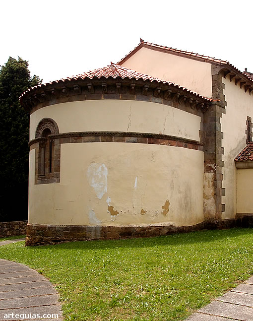 Ábside de sillería con enfoscado como era habitual en la época medieval