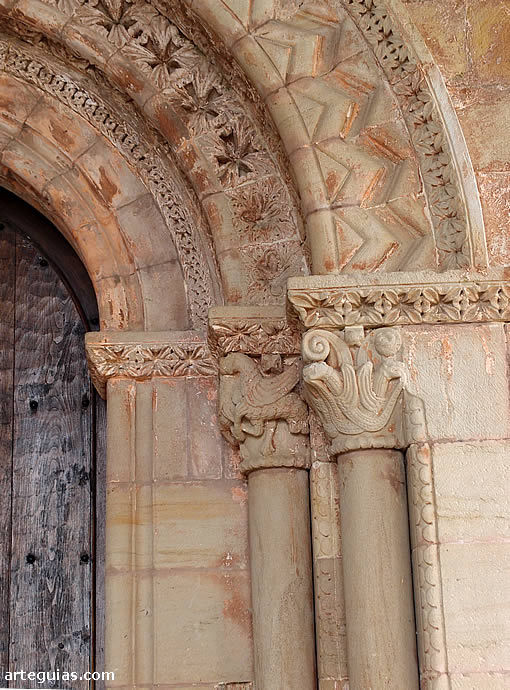Detalle de la puerta románica