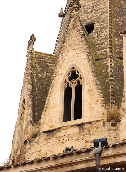 Detalle de la aguja de la torre gótica