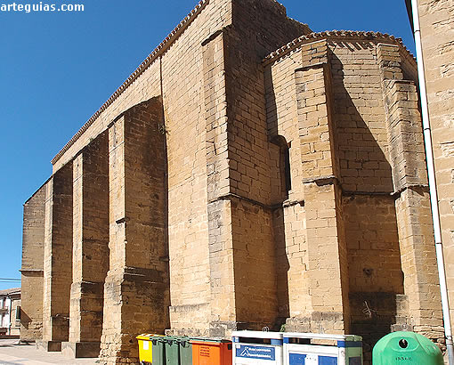 Iglesia de Santa María del Pópolo de San Martín de Unx: muro sur con sus enormes contrafuertes