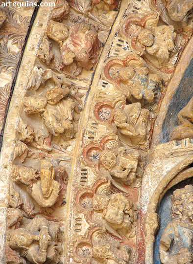 Relieves policromados en las arquivoltas.  Iglesia de Santa Mar&iacute;a la Real de La Hiniesta