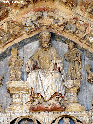 Lo m&aacute;s valioso de esta iglesia medieval es su gran portada g&oacute;tica