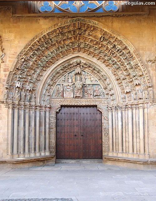 Santa Mar&iacute;a la Real de Olite: puerta monumental