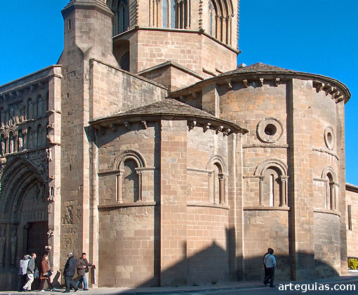 Cabecera triabsidal