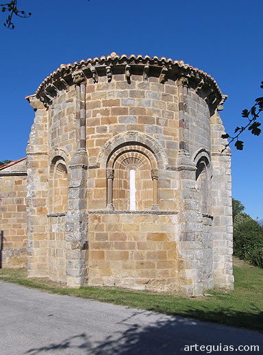 Precioso &aacute;bside rom&aacute;nico