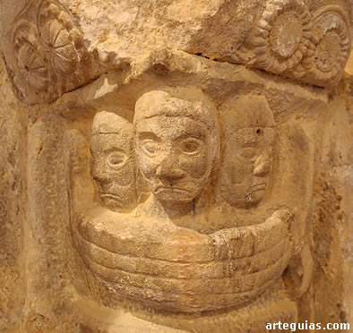 Capitel con personajes dentro de un barco
