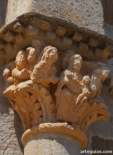 Capitel exterior con una escena de la Adoraci&oacute;n de los Reyes Magos