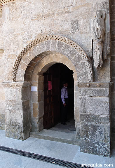 Puerta occidental del brazo norte del transepto