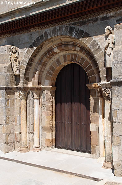 La mejor puerta de Santa Marta de Tera: la del muro sur