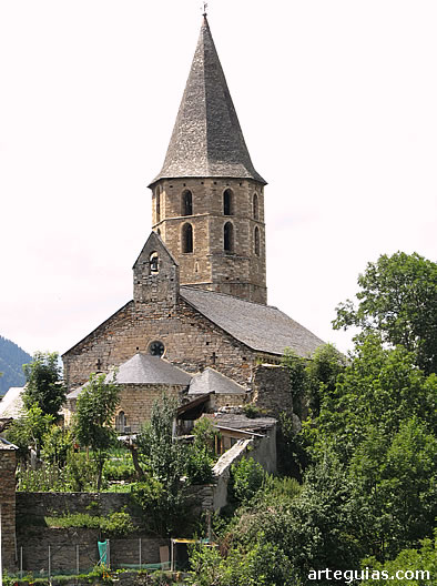 Salardú con su iglesia al fondo