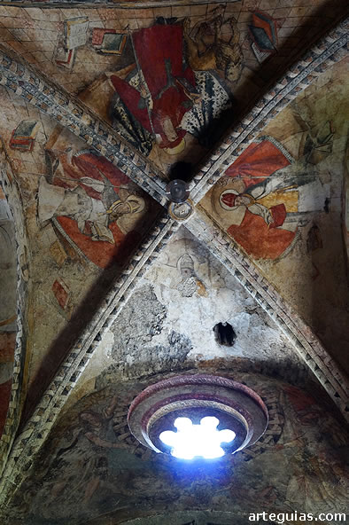 Bóveda de crucería con pinturas del siglo XVI