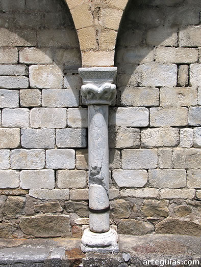 Columna de la arquería mural
