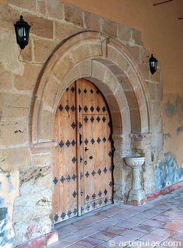 Puerta de ingreso a la iglesia