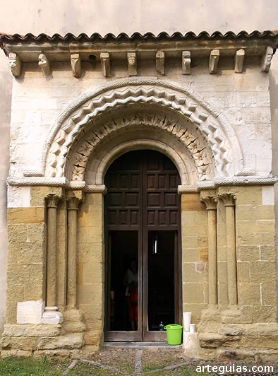 Puerta occidental. Iglesia rom&aacute;nica de  Sograndio