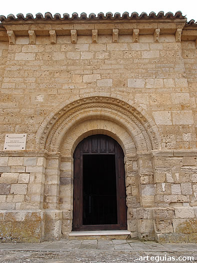 Iglesia del Castillo, capilla del hospital de peregrinos: puerta rom&aacute;nica