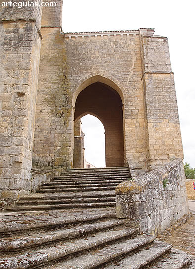 P&oacute;rtico que protege la puerta de la fachada norte