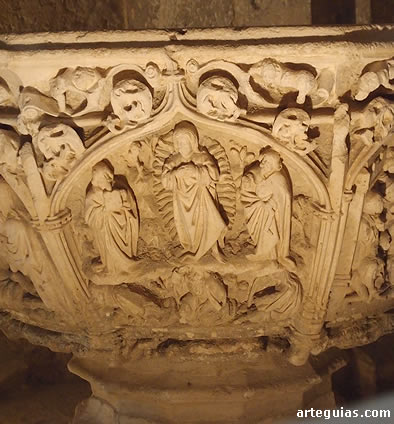 Relieve de la pila bautismal g&oacute;tica de la iglesia