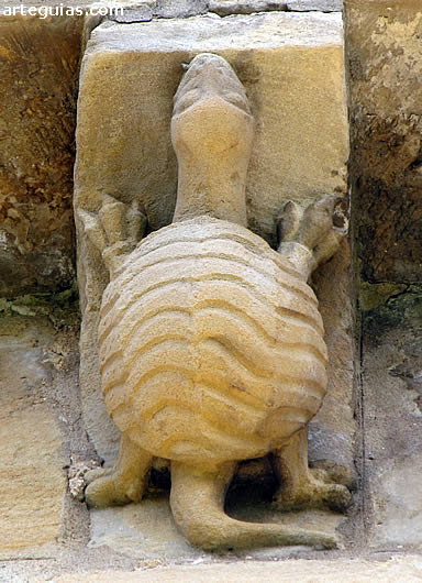 Canecillo con una tortuga