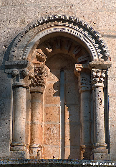 Santa Mar&iacute;a de Siones: uno de los tres ventanales del &aacute;bside