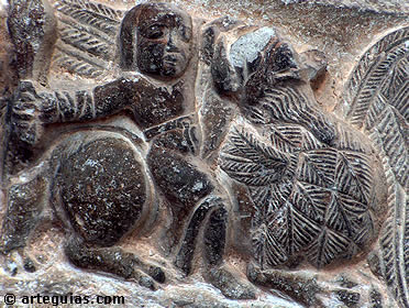 Relieve escult&oacute;rico de la puerta