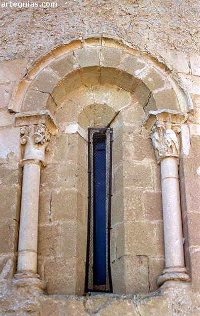 Adrada de Pir&oacute;n: ventanal del &aacute;bside