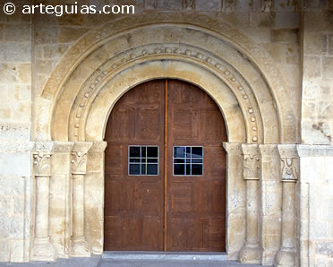 Puerta de la iglesia de Almenara de Tormes