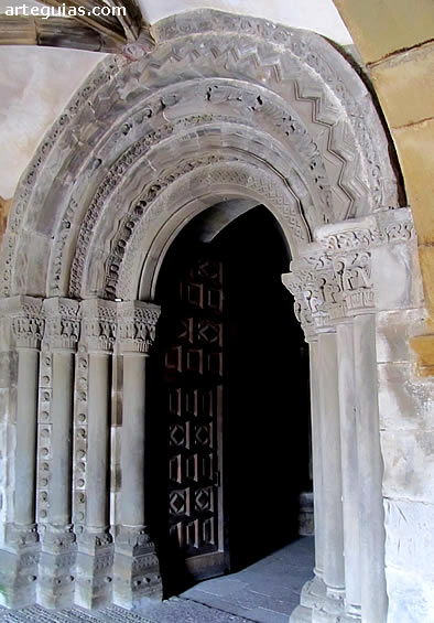 Portada de la Colegiata de Arb&aacute;s