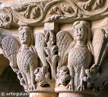 Conocido capitel  de las arp&iacute;as. Claustro del Monasterio de Santo Domingo de Silos