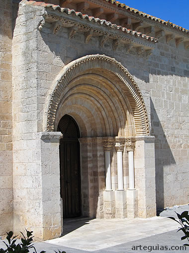 Puerta de la iglesia de Arroyo de la Encomienda.Poblaci&oacute;n a las afueras de Valladolid