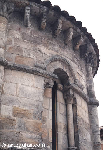 &Aacute;bside del Monasterio de Villaviciosa. Asturias
