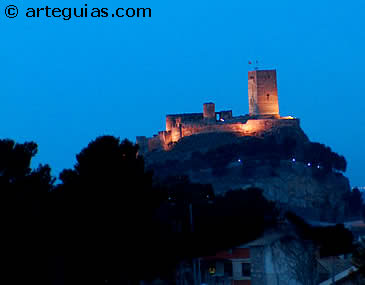 Vista nocturna del Castillo de Biar, una de las muchas conquistas de Jaime I el Conquistador