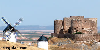 Castillo de Consuegra. y los molinos.  Pintoresca estampa en La Mancha de Toledo
