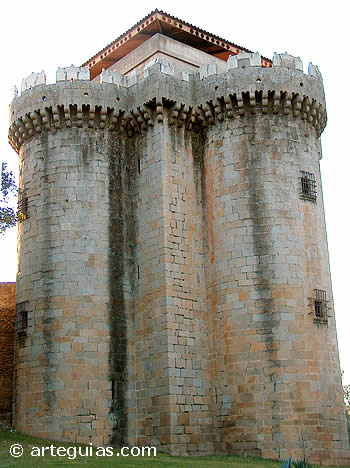 Uno de los castillos m&aacute;s pintorescos de C&aacute;ceres es el de Granadilla