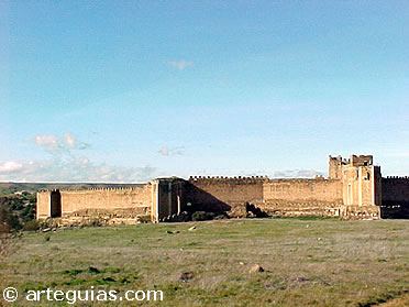 Vista general del Castillo de San Mart&iacute;n de Montalb&aacute;n
