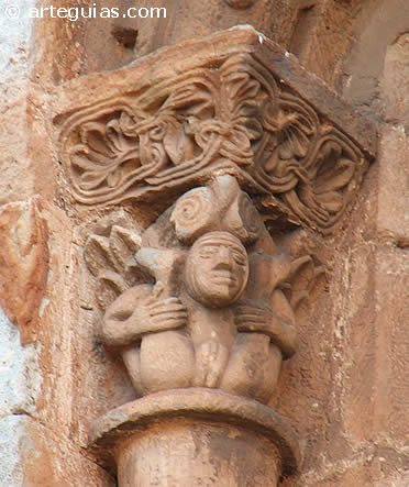 Capitel er&oacute;tico en San Pedro de Cervatos