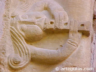 Detalle de una arquivolta de San Pedro de Echano. Valdorba