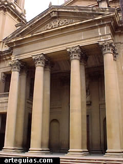 Fachada barroca de la Catedral g&oacute;tica de Pamplona