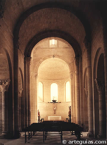 Interior de la nave principal de San Mart&iacute;n de Fr&oacute;mista