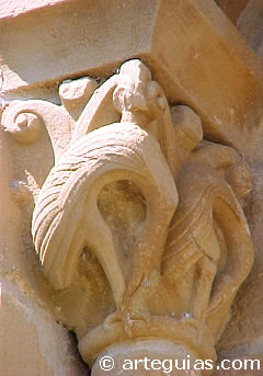 Captel de un ventanal del &aacute;bside de la Ermita de Cristo de Catalain