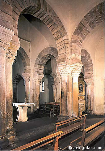 Interior de Santa Mar&iacute;a de Lebe&ntilde;a, Cantabria
