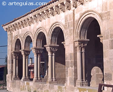 P&oacute;rtico rom&aacute;nico de la iglesia de Madrona