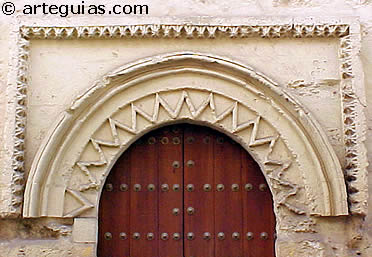Portada rom&aacute;nica y mud&eacute;jar en la iglesia de la Magdalena. C&oacute;rdoba