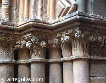 Capiteles de la puerta del Monasterio de Mave