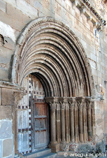 Puerta norte de la iglesia de Alcocer, llamada la "Catedral de la Alcarria"