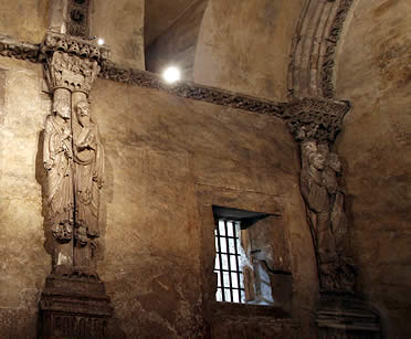 Estatuas - Columna de la C&aacute;mara Santa de la Catedral de Oviedo . Estaci&oacute;n fundamental del Camino en Asturias