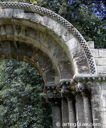 Puerta de San Isidoro en  el Jard&iacute;n de San Francisco de Oviedo