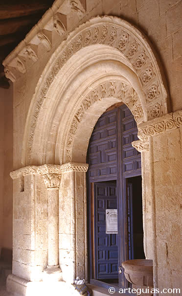 Portada rom&aacute;nica en Pelayos del Arroyo, Segovia